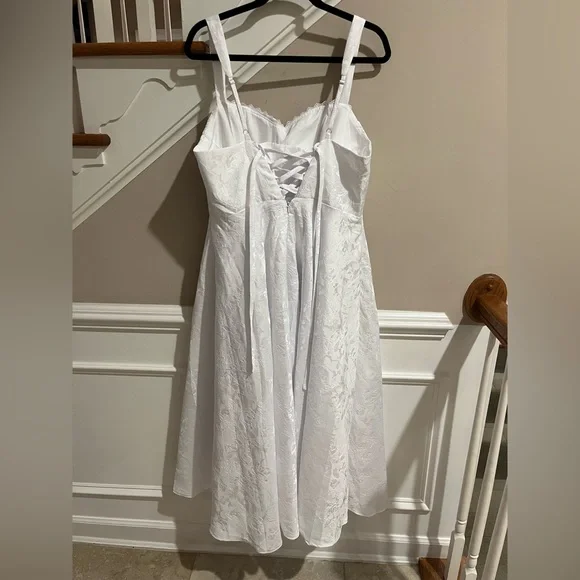 Pretty White Dress - Picture 5 of 9